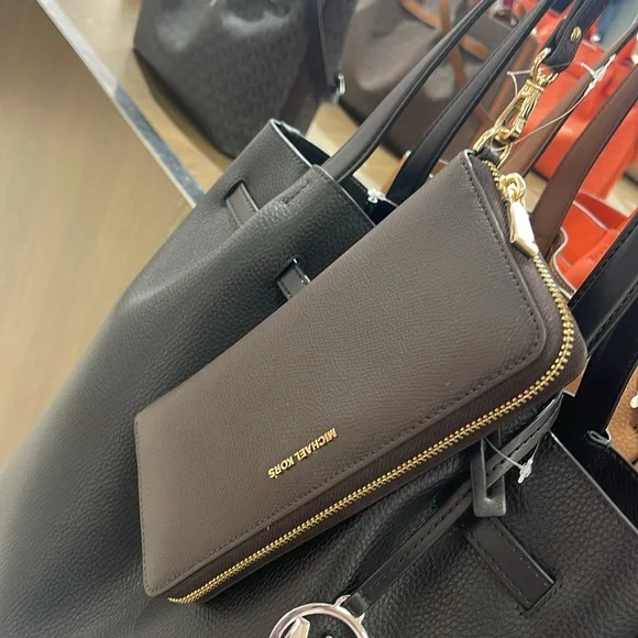 Michael Kors JST Lg Leather Continental Wallet Wristlet Phone Holder C
Chocolate - Picture 14 of 16